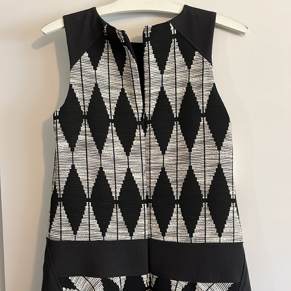 Banana Republic sleeveless Diamond Jaquard dress - Picture 4 of 10